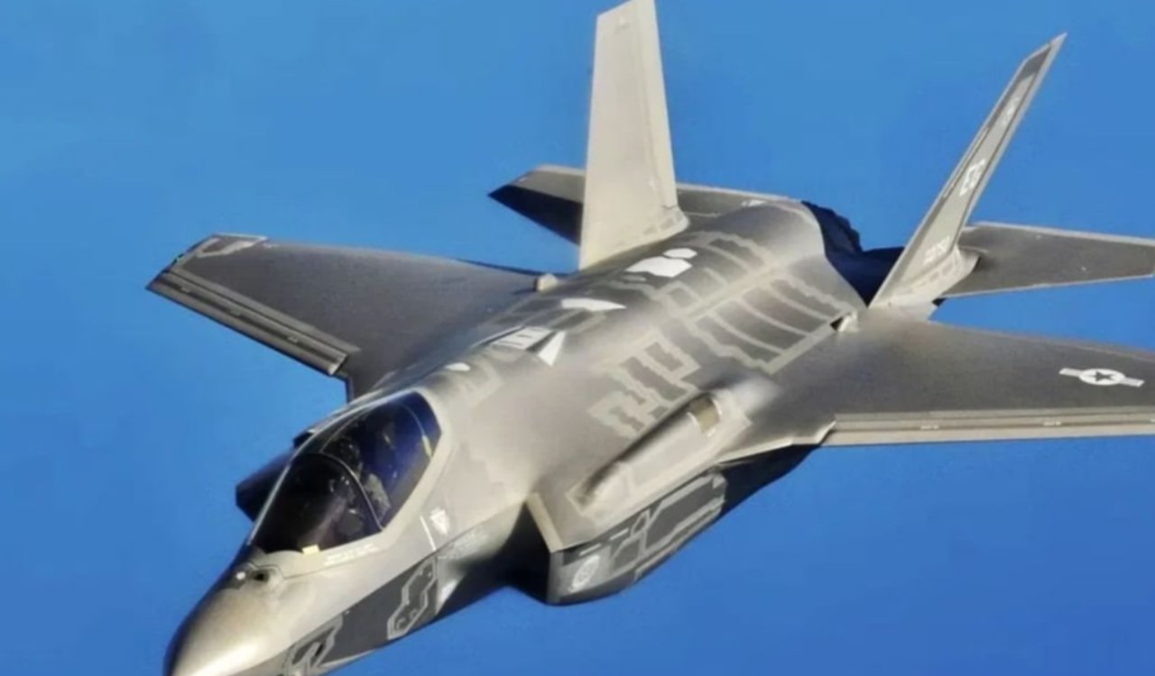 ब्रिटिश फाइटर जेट की तिरुवनंतपुरम में इमरजेंसी लैंडिंग, ईंधन की कमी बनी वजह 2 20250615 123547