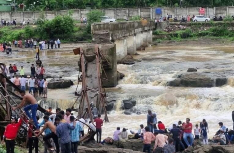 पुणे में इंद्रायणी नदी पर पुल ढहा, 6 की मौत, कई पर्यटक घायल और लापता