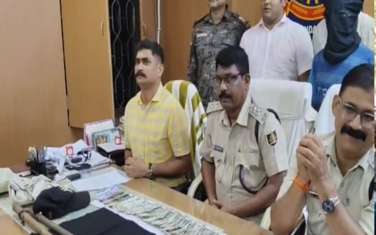 सिमडेगा पुलिस की बड़ी कामयाबी: समसेरा चर्च डकैती कांड का उद्भेदन, तीन अभियुक्त गिरफ्तार 20250616_135701