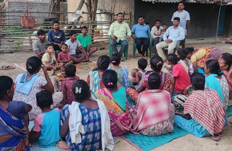 सिमडेगा के वार्ड 17 में आदिवासी कांग्रेस नेता दिलीप तिर्की ने सुनीं ग्रामीणों की समस्याएं, सड़क और पानी के लिए किया समाधान का वादा