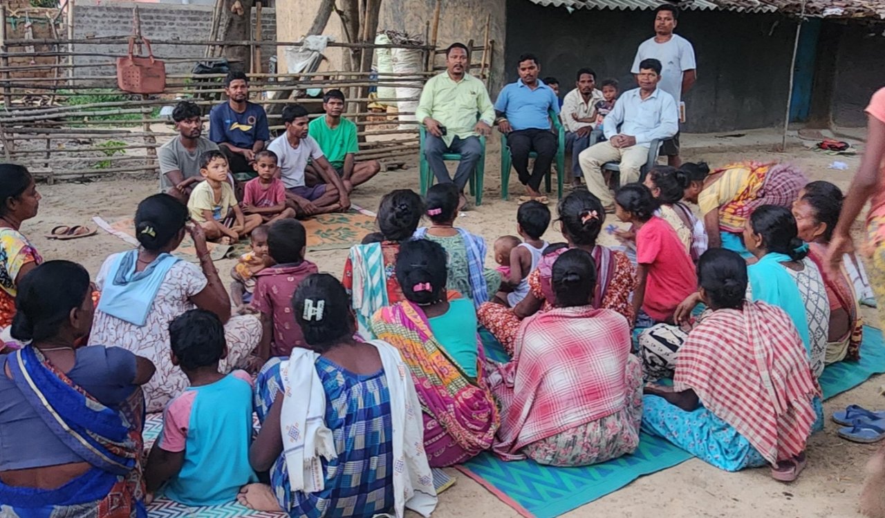 सिमडेगा के वार्ड 17 में आदिवासी कांग्रेस नेता दिलीप तिर्की ने सुनीं ग्रामीणों की समस्याएं, सड़क और पानी के लिए किया समाधान का वादा 3 20250616 221420