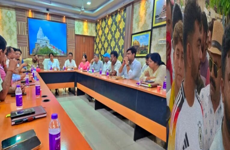 गिरिडीह: पंचायत सेवक की आत्महत्या मामले में डुमरी बीडीओ समेत चार के खिलाफ प्रताड़ना की FIR, प्रशासनिक संघ में रोष