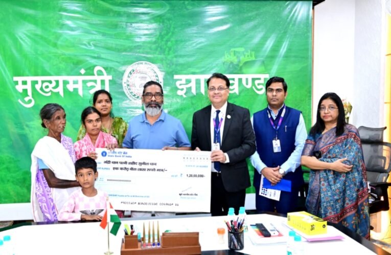 झारखंड: शहीद आरक्षी सुनील धान के परिजनों को 2.66 करोड़ की सहायता, मुख्यमंत्री हेमन्त सोरेन ने सौंपा चेक