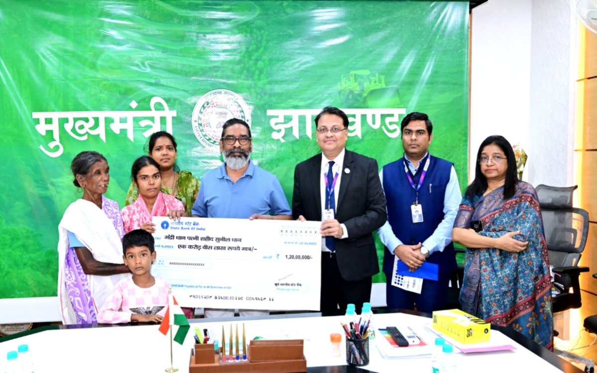 झारखंड: शहीद आरक्षी सुनील धान के परिजनों को 2.66 करोड़ की सहायता, मुख्यमंत्री हेमन्त सोरेन ने सौंपा चेक 4 20250617 163418