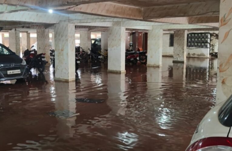 एकलव्य टावर, दीपाटोली पुंदाग में जलजमाव से जनजीवन अस्त-व्यस्त, बिल्डर और नगर निगम की लापरवाही बनी कारण