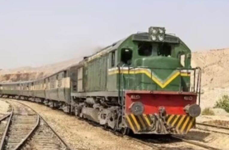 पाकिस्तान में बड़ा रेल हादसा : रेलवे ट्रैक पर धमाके से 6 बोगियां पटरी से उतरीं, जैकोबाबाद में मचा हड़कंप