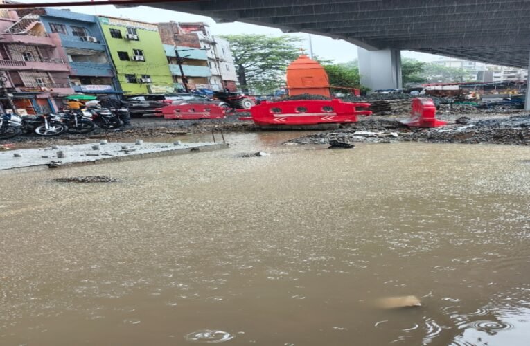 नई सौगात, पुरानी समस्या – फ्लाईओवर के नीचे नालियां लबालब” कहां है नगर निगम ?
