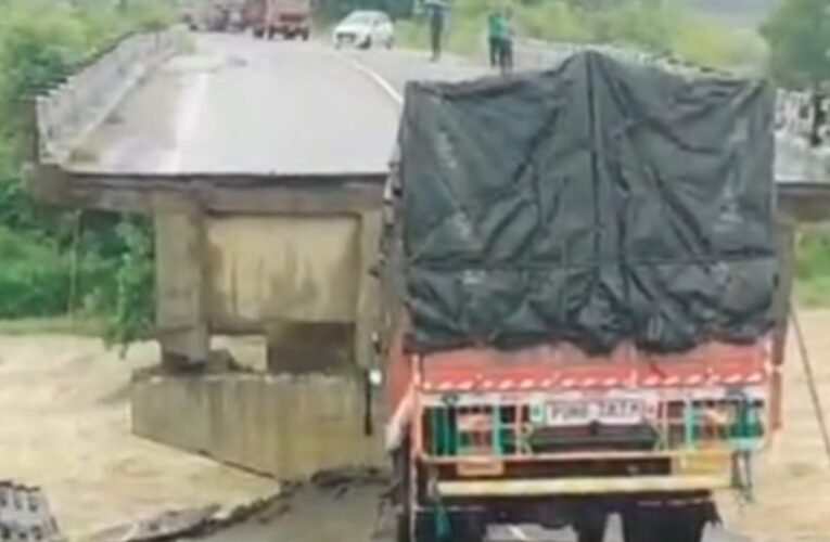 खूंटी में भारी बारिश का कहर: पुल धंसने से ट्रक फंसा, यातायात ठप