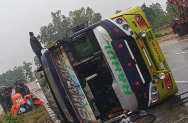 हजारीबाग में भारी बारिश के कारण बस दुर्घटना, 10 यात्री घायल