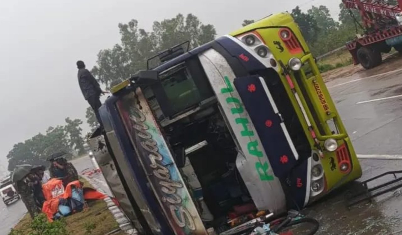 हजारीबाग में भारी बारिश के कारण बस दुर्घटना, 10 यात्री घायल 4 20250619 145239