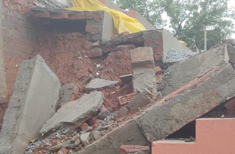 बारिश ने खोली 83 लाख के स्टेडियम की घटिया निर्माण की पोल, गैलरी ढही