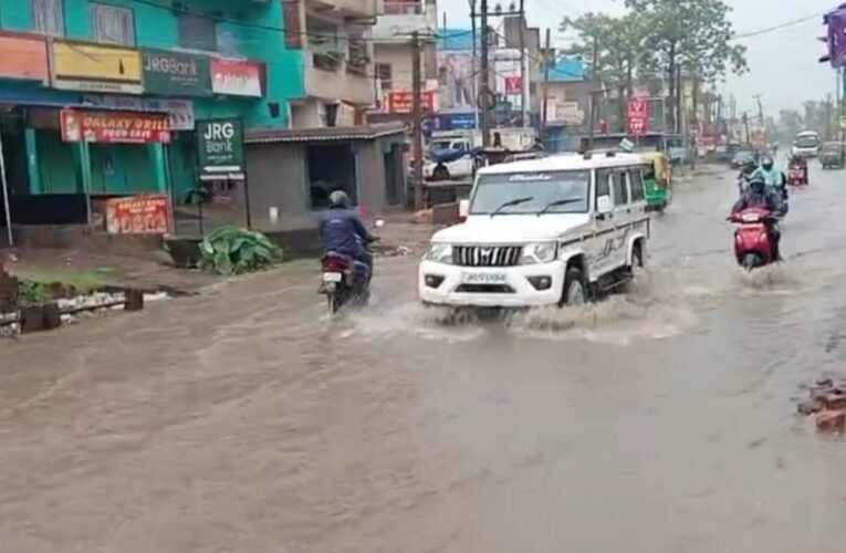 पतरातू में मानसून की बारिश ने मचाई तबाही, सड़कें-दुकानें जलमग्न, लोग परेशान