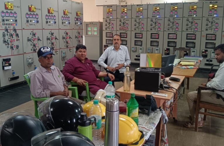 भारी बारिश में विद्युत कर्मियों की सुरक्षा सुनिश्चित करने की मांग, अजय राय ने की ग्रिड कर्मियों से मुलाकात