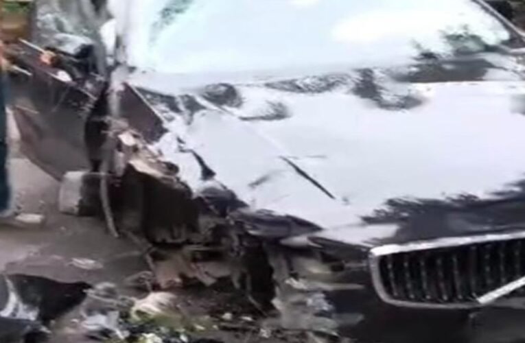 मोरहाबादी में तेज रफ्तार वोल्वो कार पोल से टकराई, बड़ा हादसा टला