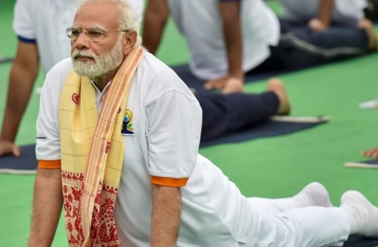 अंतरराष्ट्रीय योग दिवस 2025: पीएम मोदी ने सेना के जवानों के साथ विशाखापत्तनम में किया योग