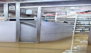 ऊपर विकास नीचे विनाश , घंटे भर की पानी मे शहर बना तालाब , दुकानों में घुसा पानी , कहाँ है नगर निगम ? 8 20250622 183802