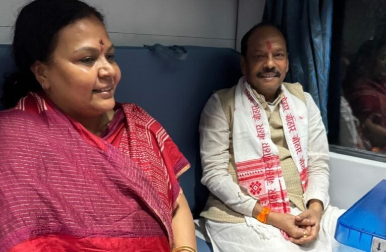 ट्रेन में रघुवर दास और दीपिका पांडे सिंह की मुलाकात, पेसा कानून पर हुई चर्चा