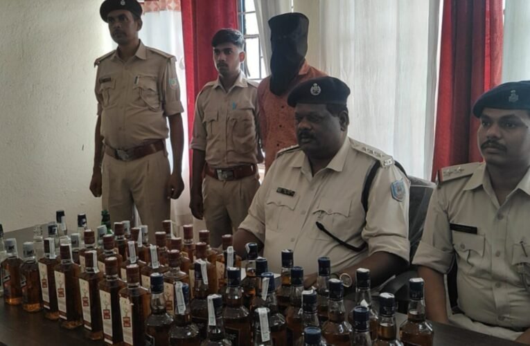 सिमडेगा पुलिस की बड़ी कार्रवाई: अवैध शराब के साथ युवक गिरफ्तार, 52 बोतलें जब्त