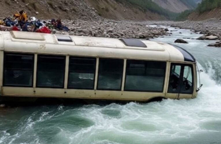उत्तराखंड में भीषण सड़क हादसा: यात्रियों से भरी बस अलकनंदा नदी में गिरी, 1 की मौत, कई लापता