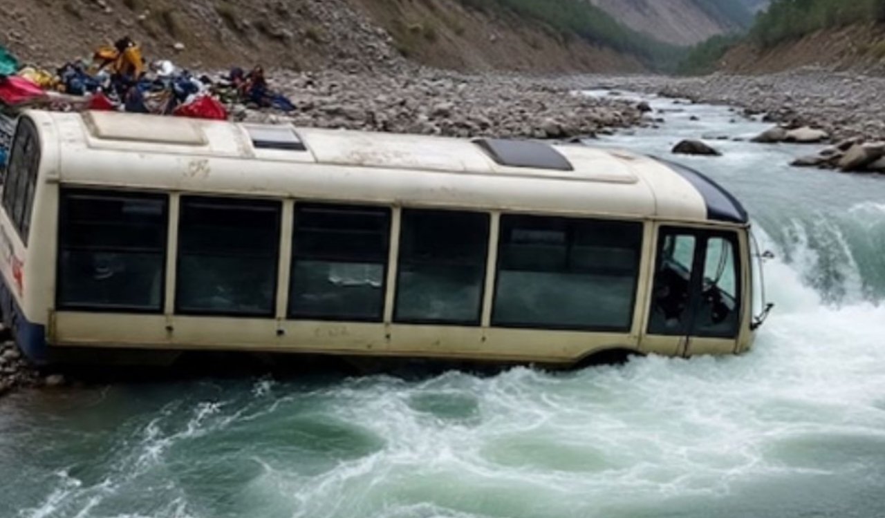 उत्तराखंड में भीषण सड़क हादसा: यात्रियों से भरी बस अलकनंदा नदी में गिरी, 1 की मौत, कई लापता 3 20250626 101801