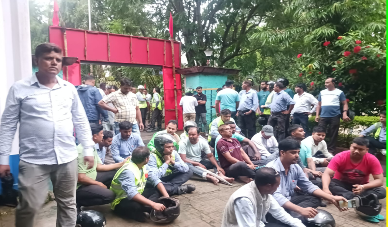 झारखंड में श्रमिक अधिकारों पर सवाल ! हिण्डाल्को कारखाने में मजदूरों का धरना । 6 20250626 111952