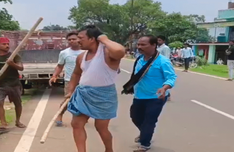 बोकारो के चंदनकियारी में जमीन विवाद में जमकर हुई मारपीट। पुलिस के सामने ही आपस मे भिड़े दो पक्ष । देखे वीडियो…