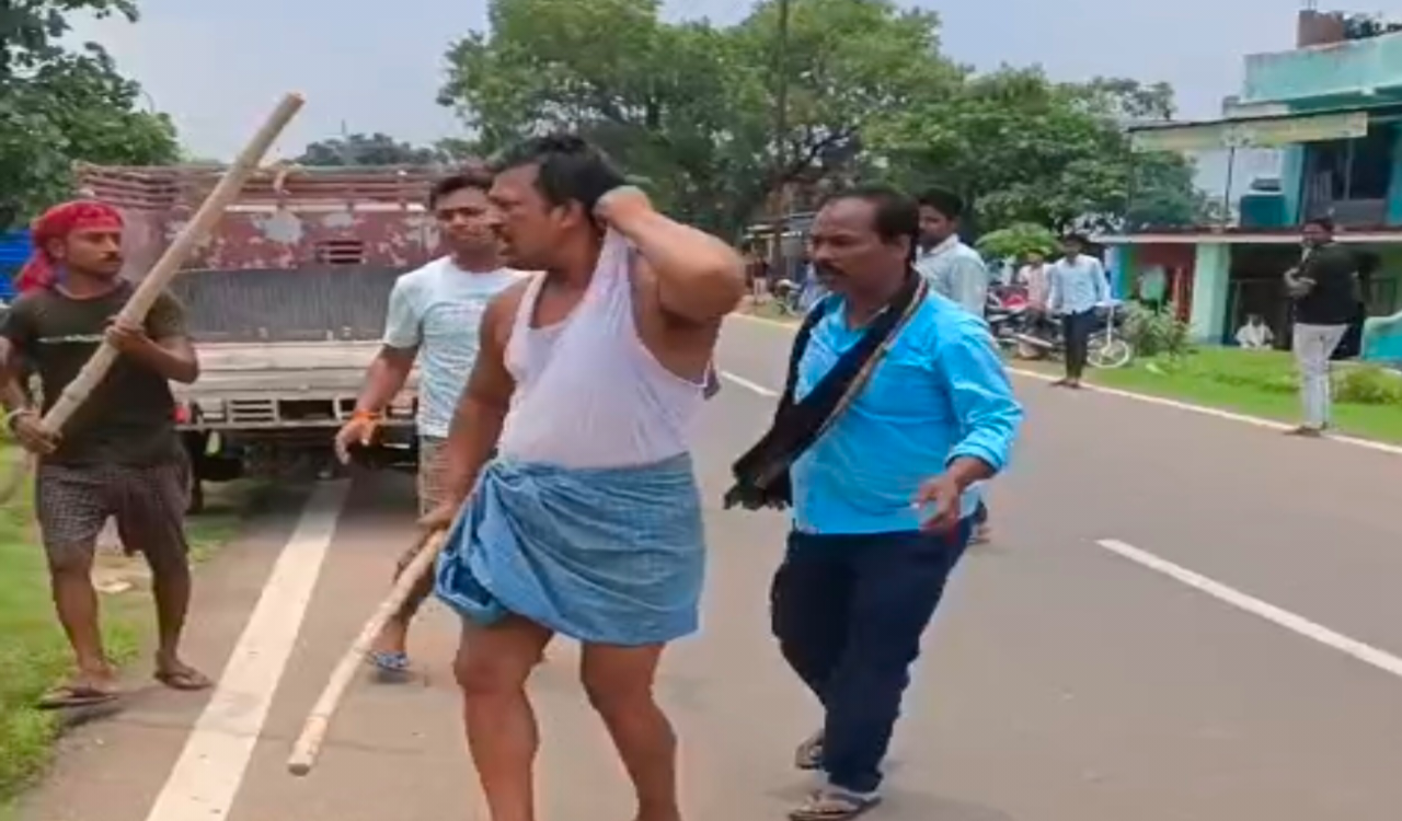 बोकारो के चंदनकियारी में जमीन विवाद में जमकर हुई मारपीट। पुलिस के सामने ही आपस मे भिड़े दो पक्ष । देखे वीडियो... 4 20250626 131950