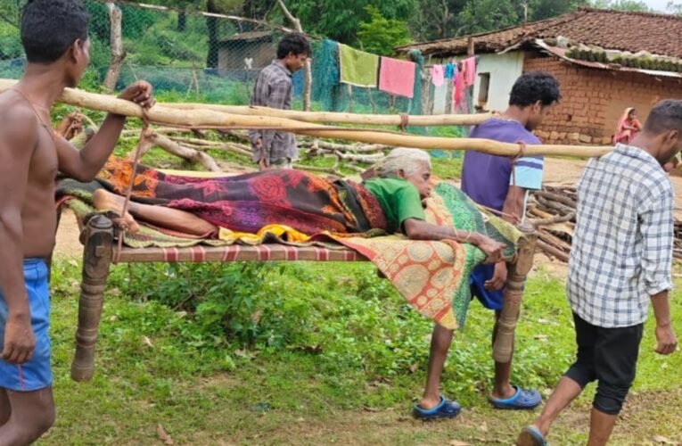सिमडेगा में खाट पर स्वास्थ्य व्यवस्था: ग्रामीणों की मजबूरी और सरकारी विफलता