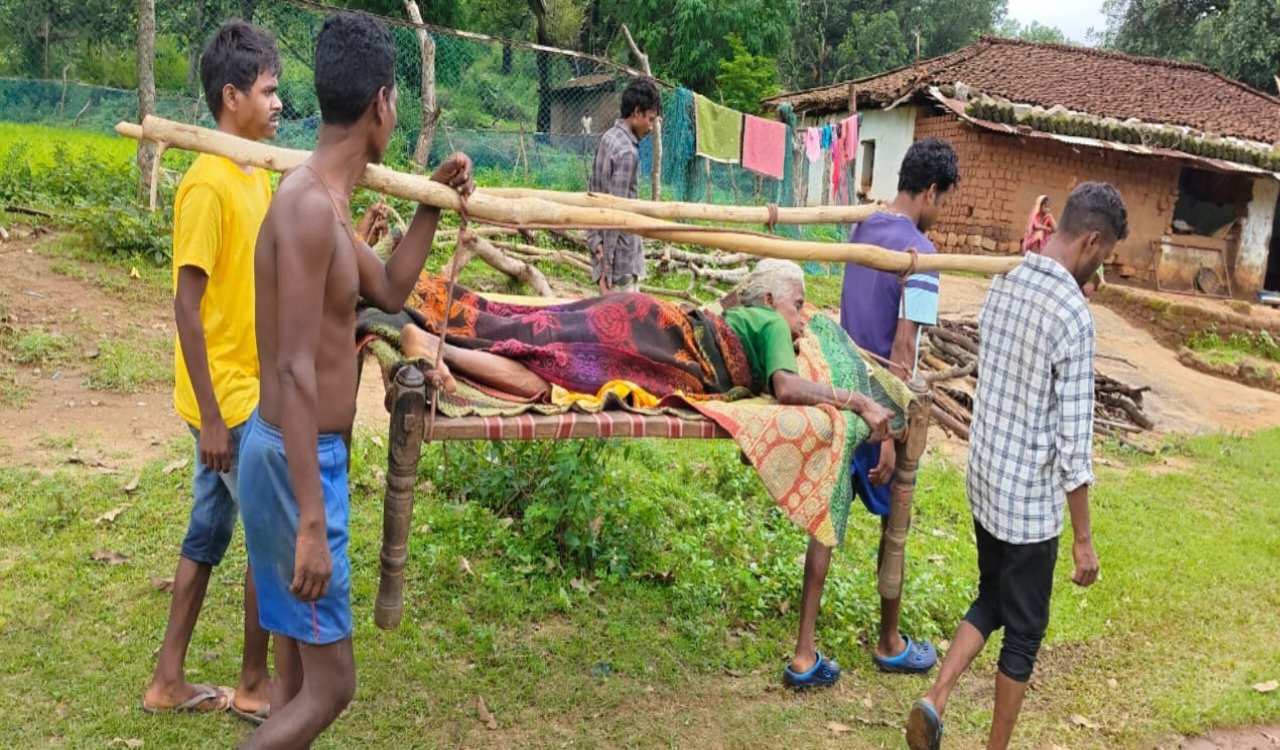 सिमडेगा: खाट पर स्वास्थ्य सिस्टम की हकीकत, बुजुर्ग महिला को तीन किमी पैदल खाट पर टांगकर ले जाना पड़ा अस्पताल, देखें वीडियो 4 20250629 131457