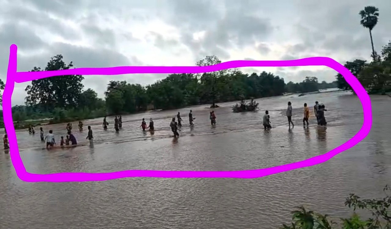 जमशेदपुर बड़ी अनहोनी टली : कोवली में भारी बारिश के बीच लव कुश आवासीय विद्यालय में फंसे 162 बच्चों का सुरक्षित रेस्क्यू , देखे वीडियो 4 20250629 140900