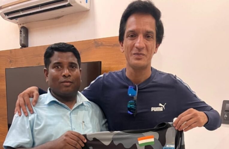 लोहरदगा जिला फुटबॉल संघ के सचिव सोमा उरांव की मिनर्वा फुटबॉल अकादमी के मालिक रंजीत बजाज से मुलाकात