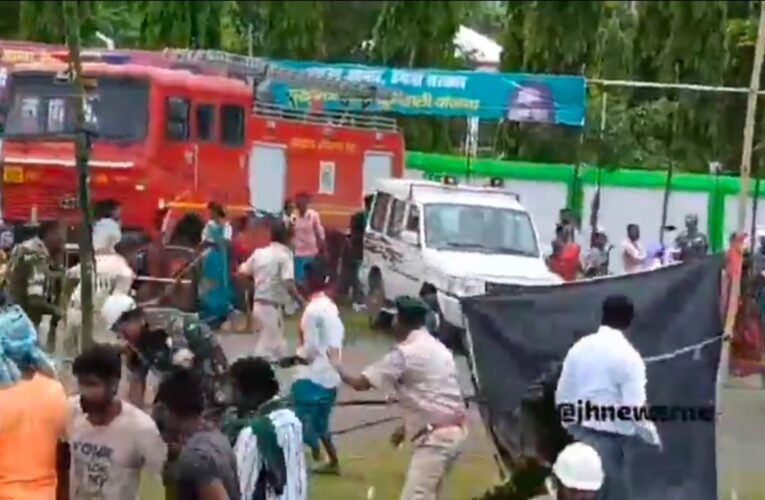 साहिबगंज के भोगनाडीह में हूल दिवस पर आदिवासी अस्मिता के सवाल पर पुलिस और आदिवासियों में हिंसक झड़प , आंसू गैस और लाठी चार्ज फिलहाल स्थिति तनावपूर्ण