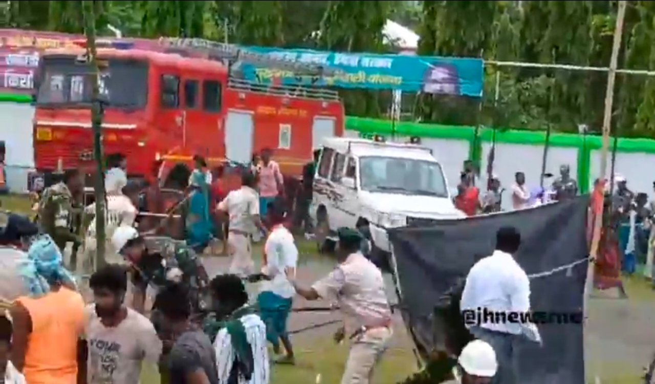 साहिबगंज के भोगनाडीह में हूल दिवस पर आदिवासी अस्मिता के सवाल पर पुलिस और आदिवासियों में हिंसक झड़प , आंसू गैस और लाठी चार्ज फिलहाल स्थिति तनावपूर्ण 4 20250630 140616