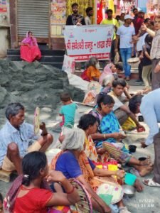 श्री सर्वेश्वरी समूह - शाखा राँची द्वारा ताड़ पत्ते से निर्मित हाथ पंखों का वितरण: जरूरतमंदों को गर्मी से राहत 13 IMG 20250601 WA0012