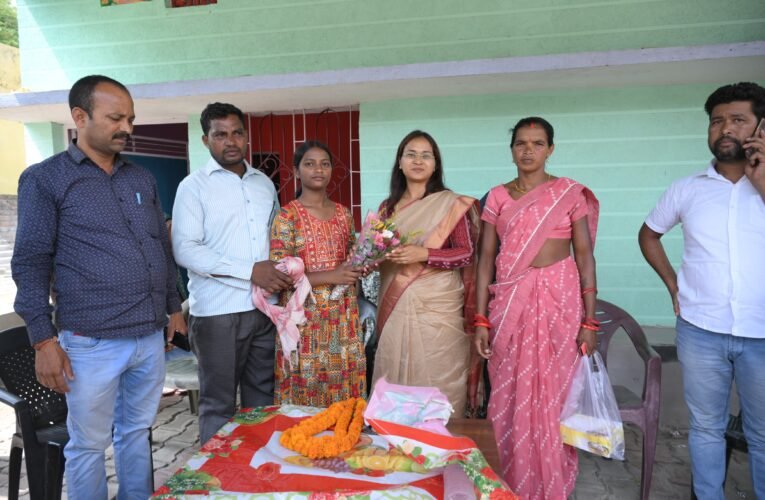 जैक के 12 वीं की परीक्षा में कॉमर्स विषय में राज्य भर में छठा स्थान पाने वाली रेखा तिर्की से कृषि , मंत्री शिल्पी नेहा तिर्की ने मुलाकात, उच्च शिक्षा के लिए दिया 1 लाख का चेक।