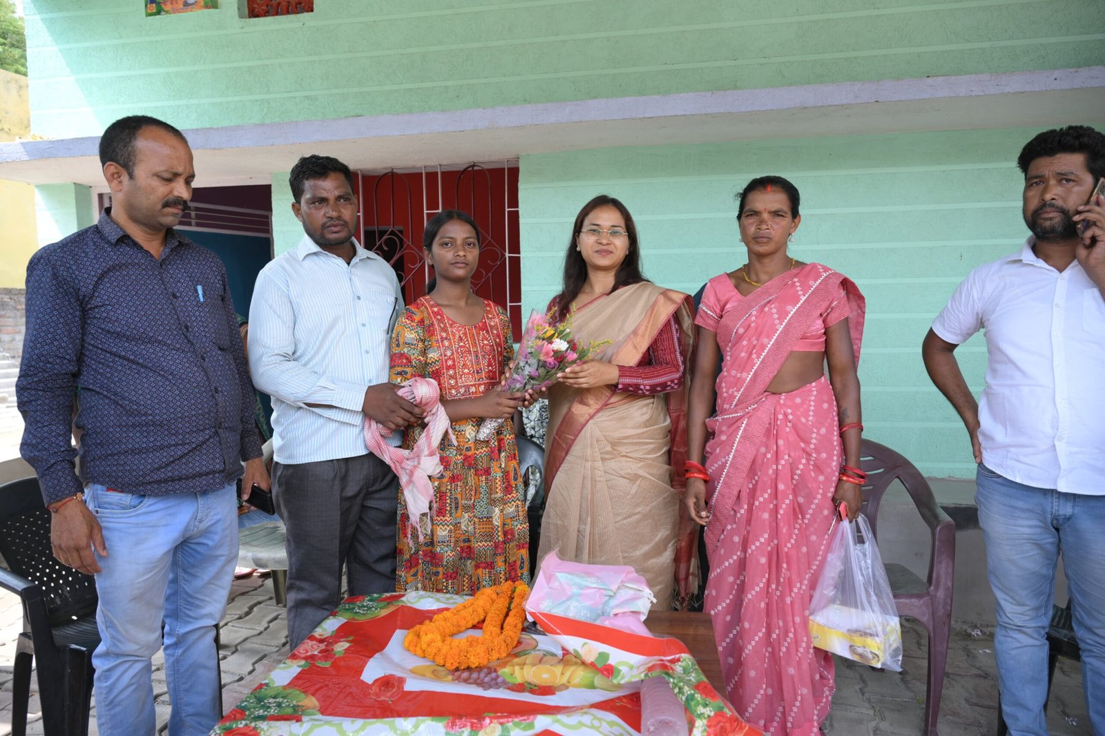 जैक के 12 वीं की परीक्षा में कॉमर्स विषय में राज्य भर में छठा स्थान पाने वाली रेखा तिर्की से कृषि , मंत्री शिल्पी नेहा तिर्की ने मुलाकात, उच्च शिक्षा के लिए दिया 1 लाख का चेक। 4 IMG 20250601 WA0059 scaled