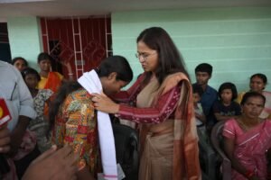 जैक के 12 वीं की परीक्षा में कॉमर्स विषय में राज्य भर में छठा स्थान पाने वाली रेखा तिर्की से कृषि , मंत्री शिल्पी नेहा तिर्की ने मुलाकात, उच्च शिक्षा के लिए दिया 1 लाख का चेक। 6 IMG 20250601 WA0065