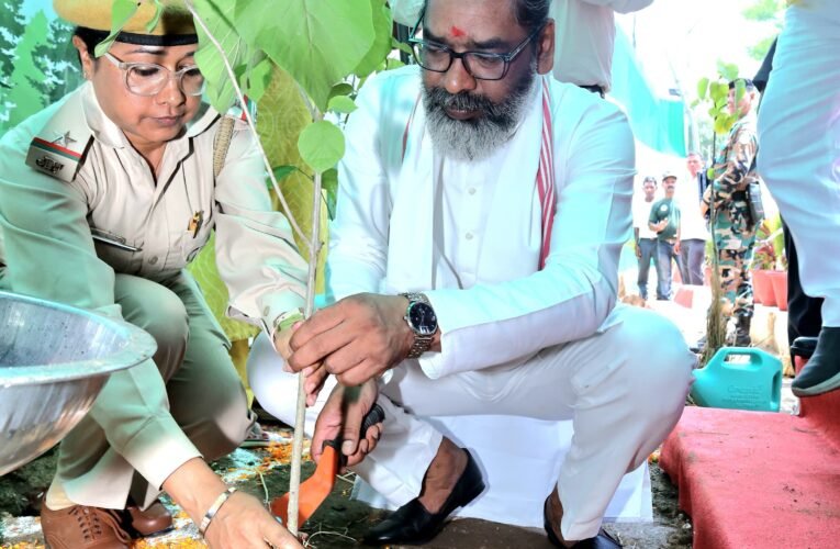 विश्व पर्यावरण दिवस पर वन भवन, डोरंडा, रांची में आयोजित कार्यक्रम में मुख्य अतिथि के रूप में हुए सम्मिलित सीएम हेमंत सोरेन।