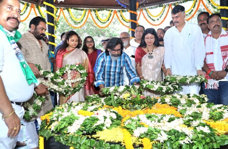 धरती आबा बिरसा मुंडा की पुण्यतिथि: सीएम हेमंत ने दी श्रद्धांजलि।