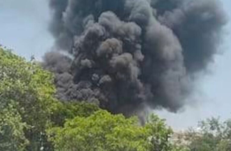 अहमदाबाद में रिहायशी इलाके के पास एयर इंडिया का विमान दुर्घटनाग्रस्त, धुएं का गुबार, फैला दहशत