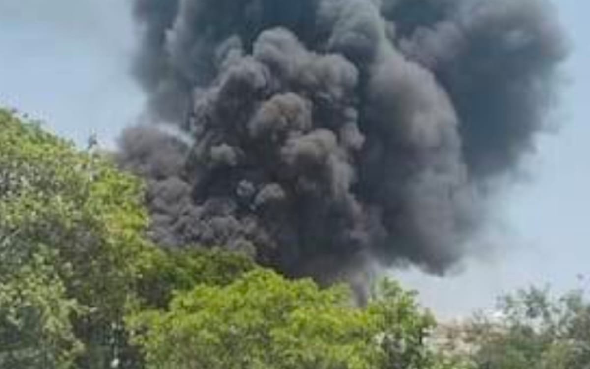 अहमदाबाद में रिहायशी इलाके के पास एयर इंडिया का विमान दुर्घटनाग्रस्त, धुएं का गुबार, फैला दहशत 4 IMG 20250612 WA0010