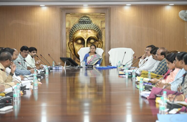 झारखंड में मत्स्य पालन को बढ़ावा देने के लिए मंत्री शिल्पी नेहा तिर्की की महत्वपूर्ण समीक्षा बैठक, राज्य के हर जिले में फीड मिल निर्माण का निर्देश।