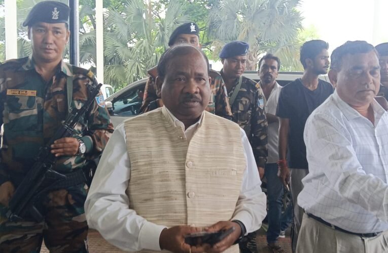 दिशुम गुरु शिबू सोरेन का हालचाल जानने दिल्ली रवाना हुए शिक्षा मंत्री रामदास सोरेन।