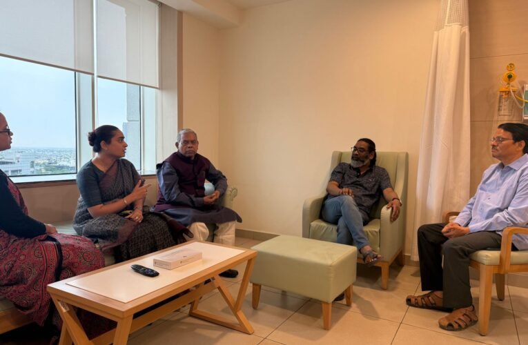 दिल्ली में झारखंड कांग्रेस प्रदेश अध्यक्ष केशव महतो कमलेश और कांग्रेस नेताओं ने CM हेमंत सोरेन से की मुलाकात, ढिशुम गुरु शिबू सोरेन के स्वास्थ्य की ली जानकारी।