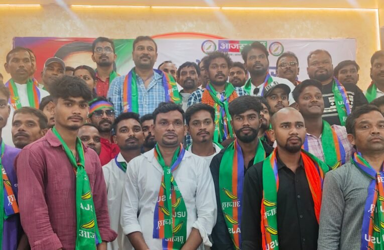 ओरमांझी में आजसू पार्टी का मिलन समारोह, सैकड़ों युवा हुए शामिल।