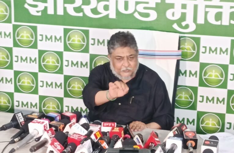 JMM का बड़ा आरोप: बिहार चुनाव टालने की साजिश, चुनाव आयोग और केंद्र पर साधा निशाना।