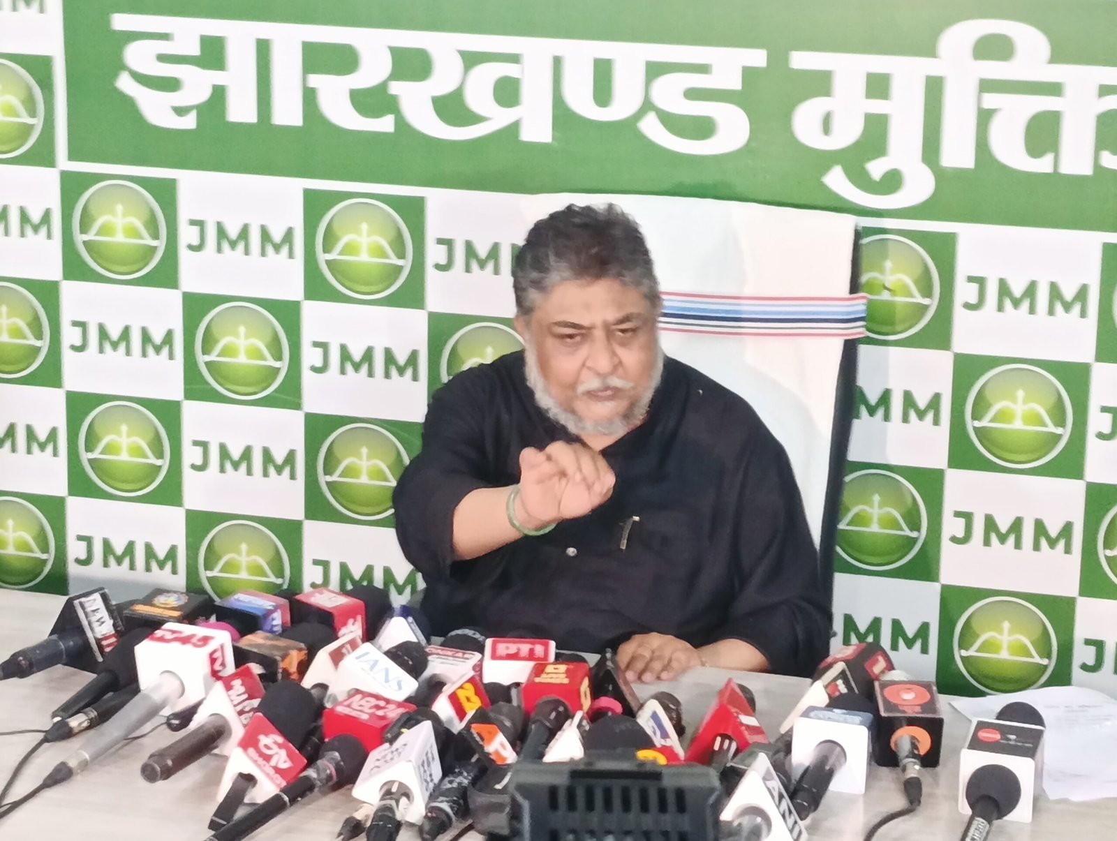 JMM का बड़ा आरोप: बिहार चुनाव टालने की साजिश, चुनाव आयोग और केंद्र पर साधा निशाना। 4 Jharkhand Mukti Morcha targeted the Centre, saying – Mineral wealth goes out, but Jharkhand did not get the right.