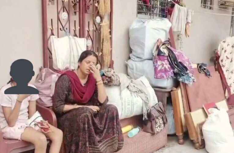 जमशेदपुर: ससुराल में प्रवेश के लिए महिला और बेटी 24 घंटे से धरने पर, पति फरार