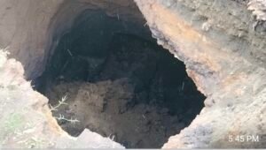 गिरिडीह: अवैध कोयला खनन के कारण सड़क में भू-धंसान ने बढ़ाई दहशत,,बरवाडीह-कबरीबाद-बनियाडीह सड़क पर बढ़ता खतरा 8 Screenshot 20250628 194417