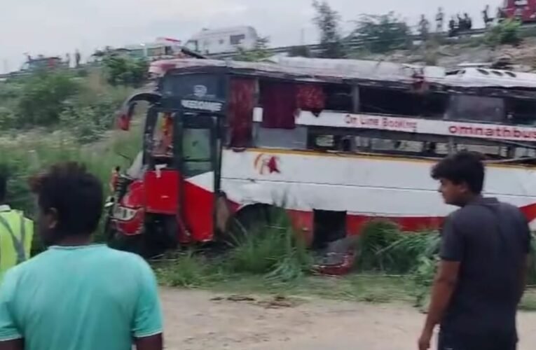 बिहार से दिल्ली जा रही डबल डेकर बस लखनऊ-आगरा एक्सप्रेसवे पर दुर्घटनाग्रस्त, 2 की मौत, 50 से अधिक घायल